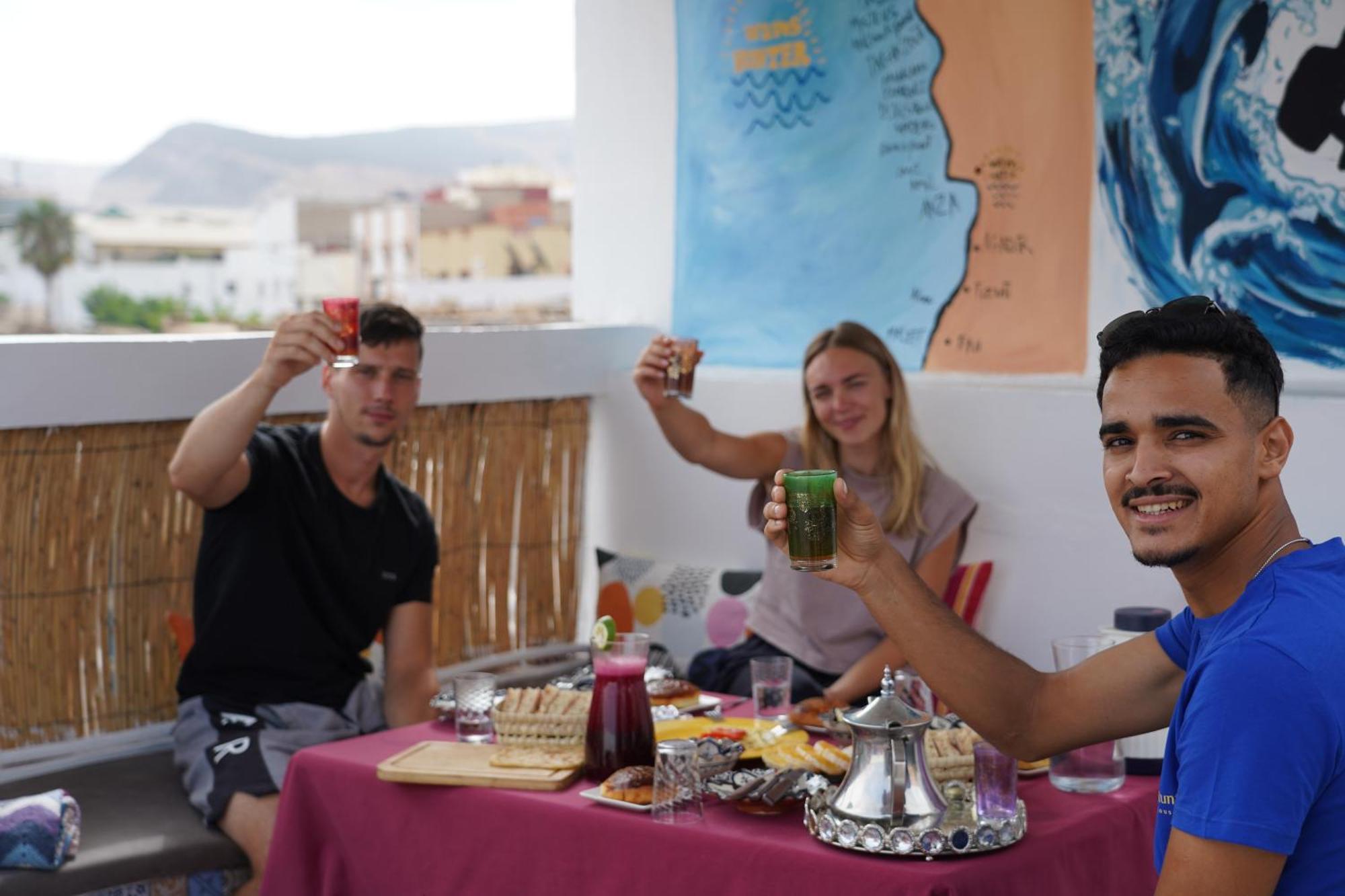 Waves Hunter Surf House Bed & Breakfast อกาดีร์ ภายนอก รูปภาพ