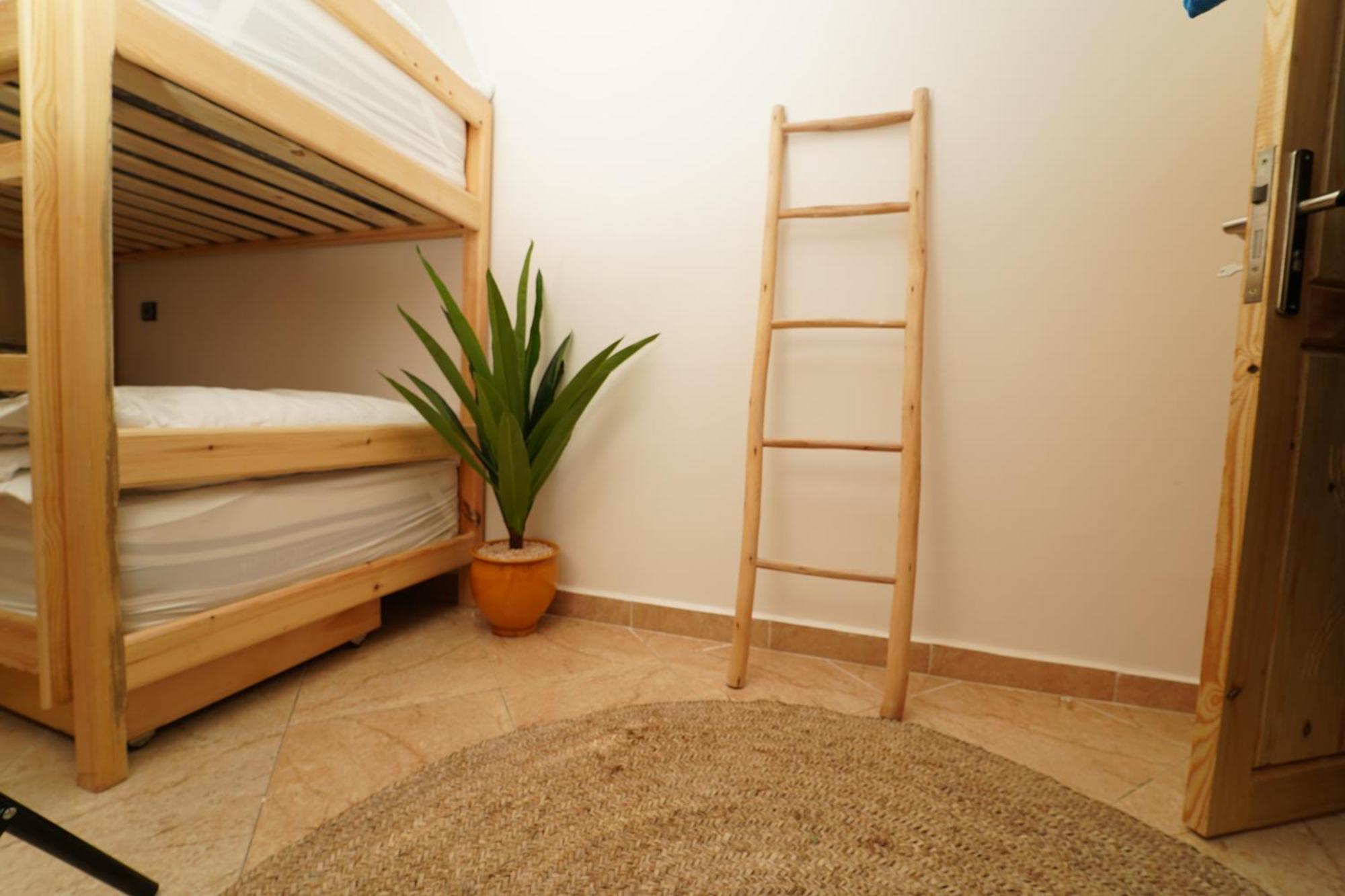 Waves Hunter Surf House Bed & Breakfast อกาดีร์ ภายนอก รูปภาพ