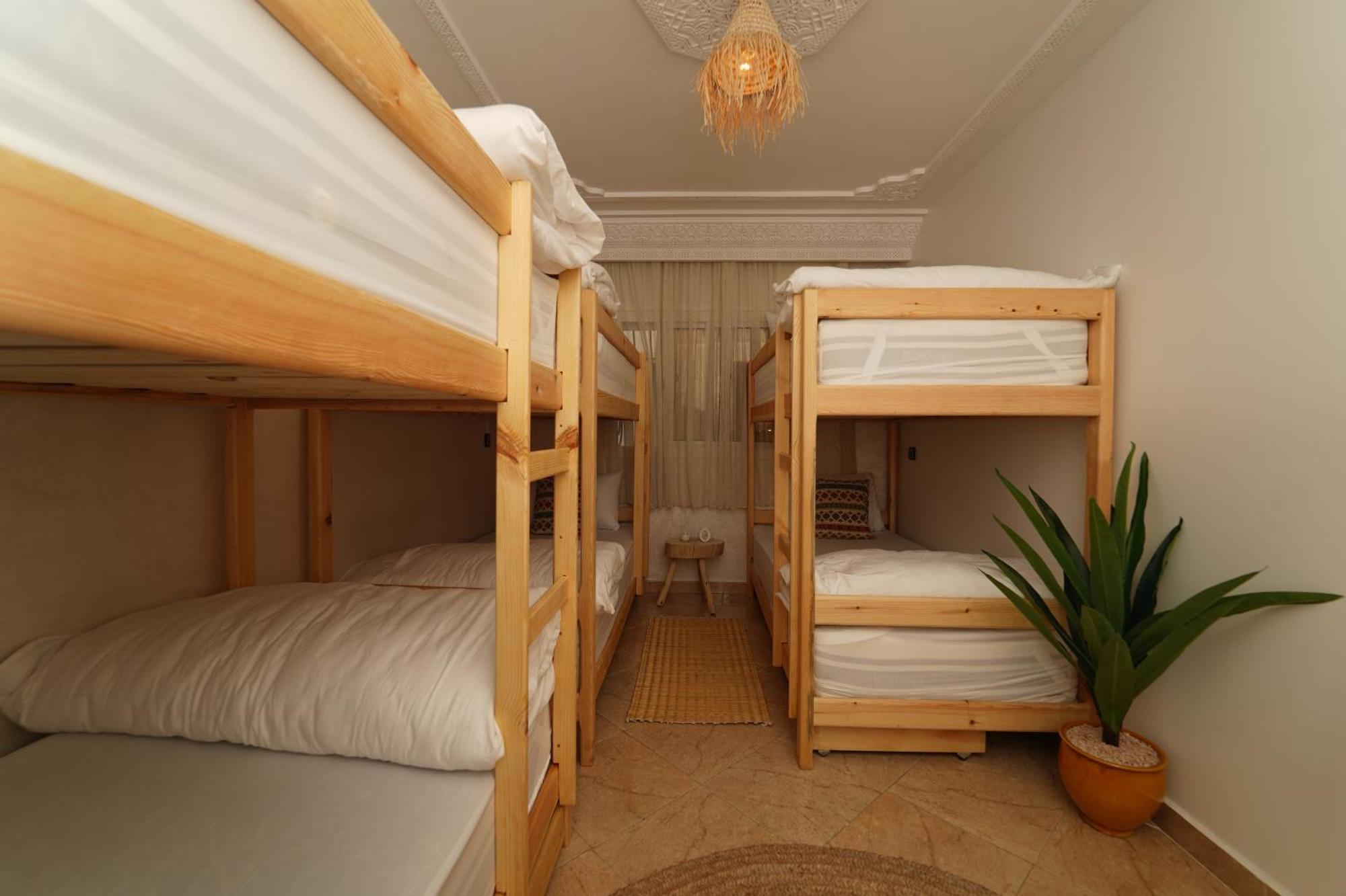 Waves Hunter Surf House Bed & Breakfast อกาดีร์ ภายนอก รูปภาพ