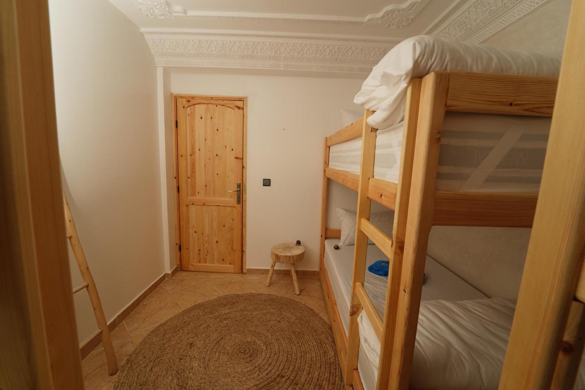 Waves Hunter Surf House Bed & Breakfast อกาดีร์ ภายนอก รูปภาพ