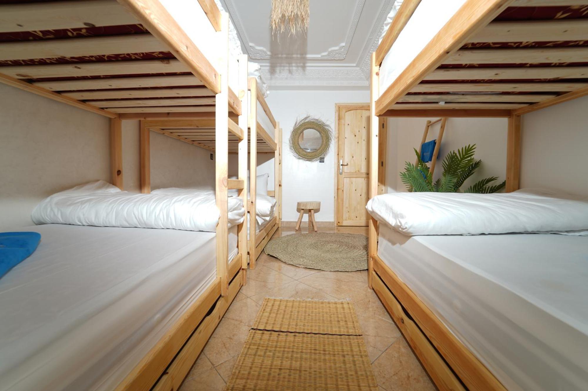 Waves Hunter Surf House Bed & Breakfast อกาดีร์ ภายนอก รูปภาพ